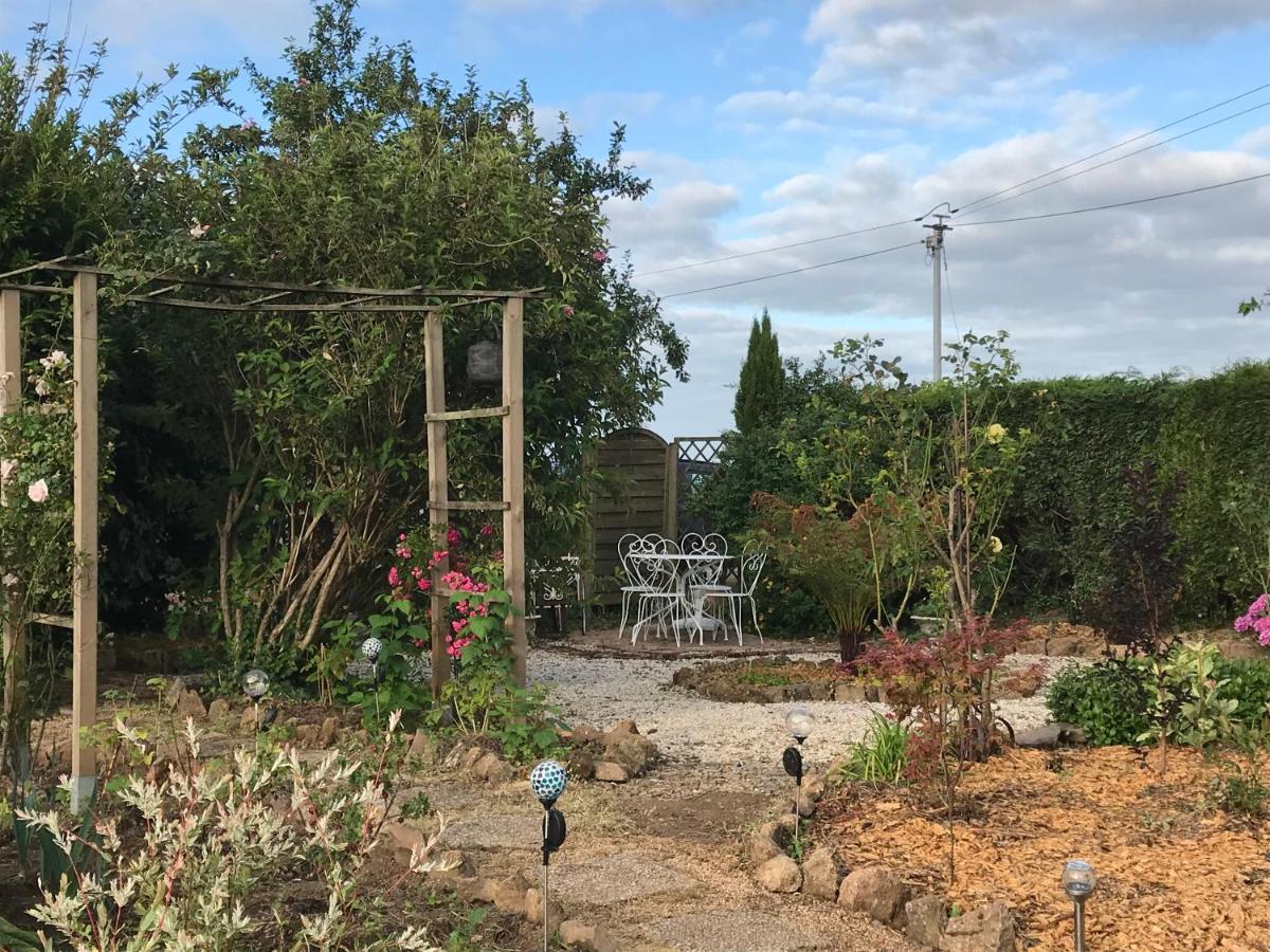 Le Jardin Des Fees Bed & Breakfast Savigny-le-Vieux Екстериор снимка
