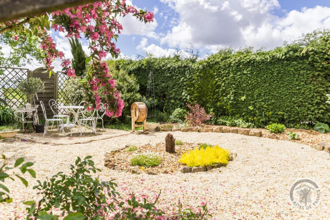 Le Jardin Des Fees Bed & Breakfast Savigny-le-Vieux Екстериор снимка