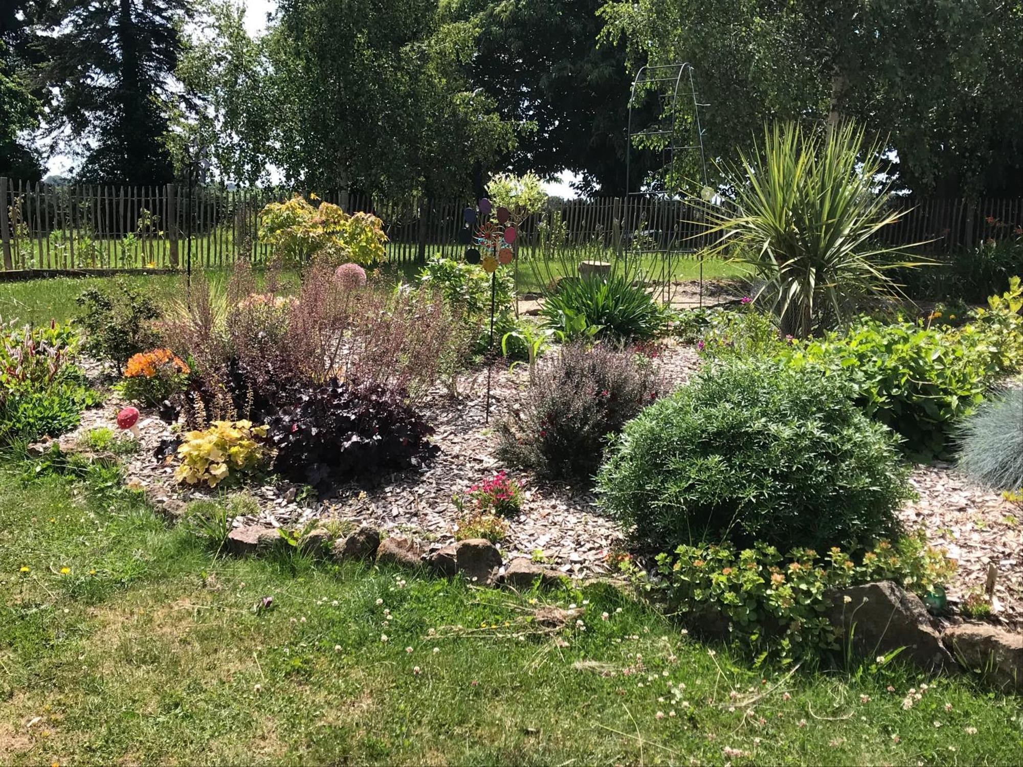Le Jardin Des Fees Bed & Breakfast Savigny-le-Vieux Екстериор снимка